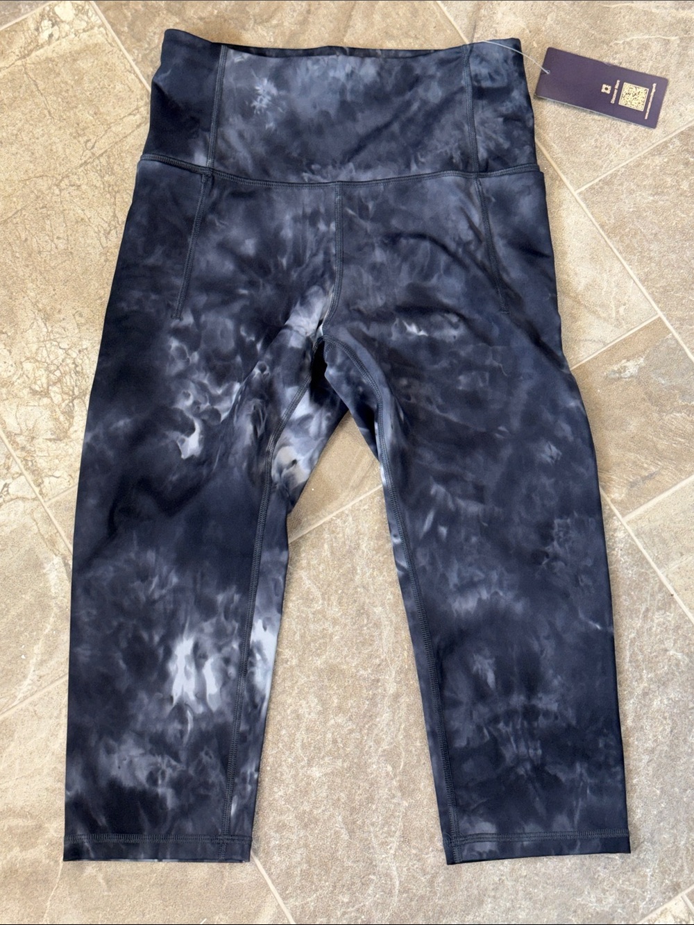 Dragon Fit Black Tie-Dye Active Capri Leggings Ladies Bottoms NWT small